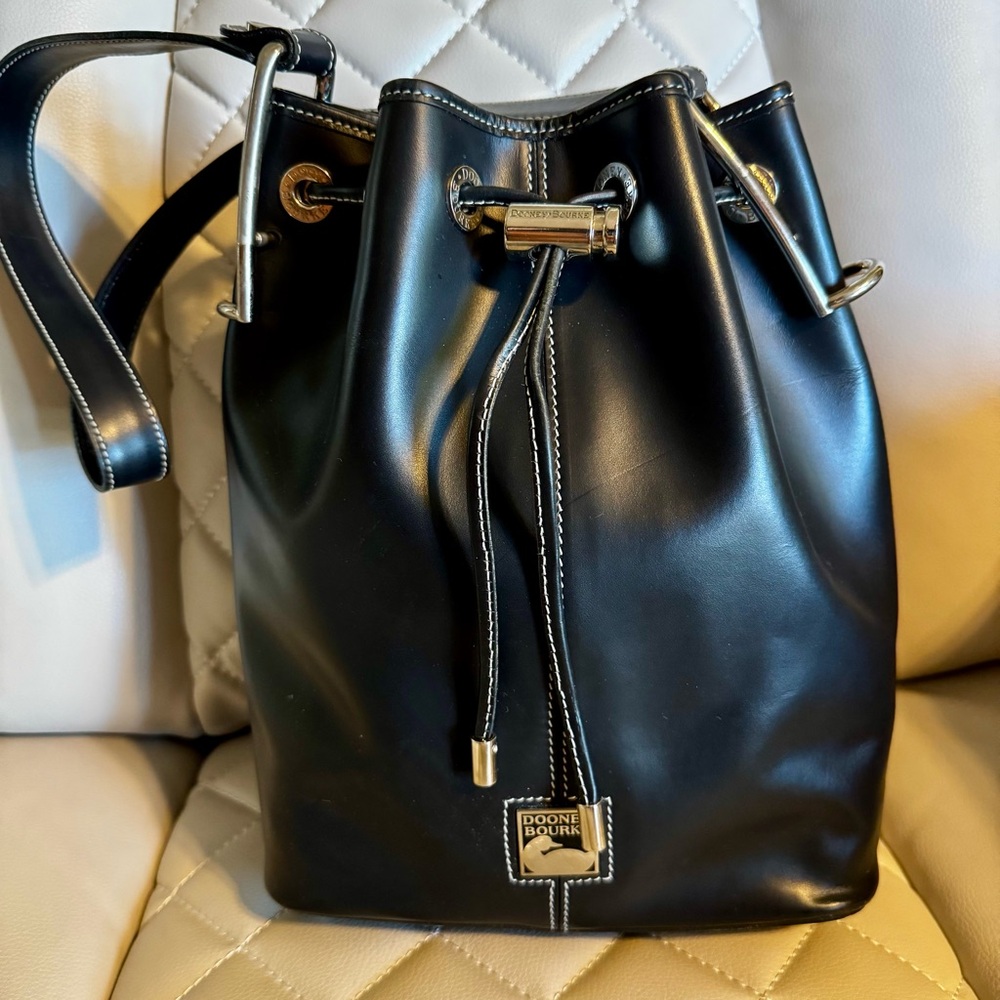 Dooney & Bourke Sleek Black Leather Shoulder Bag